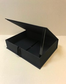 Коробка с откидной крышкой, тиснением и лента